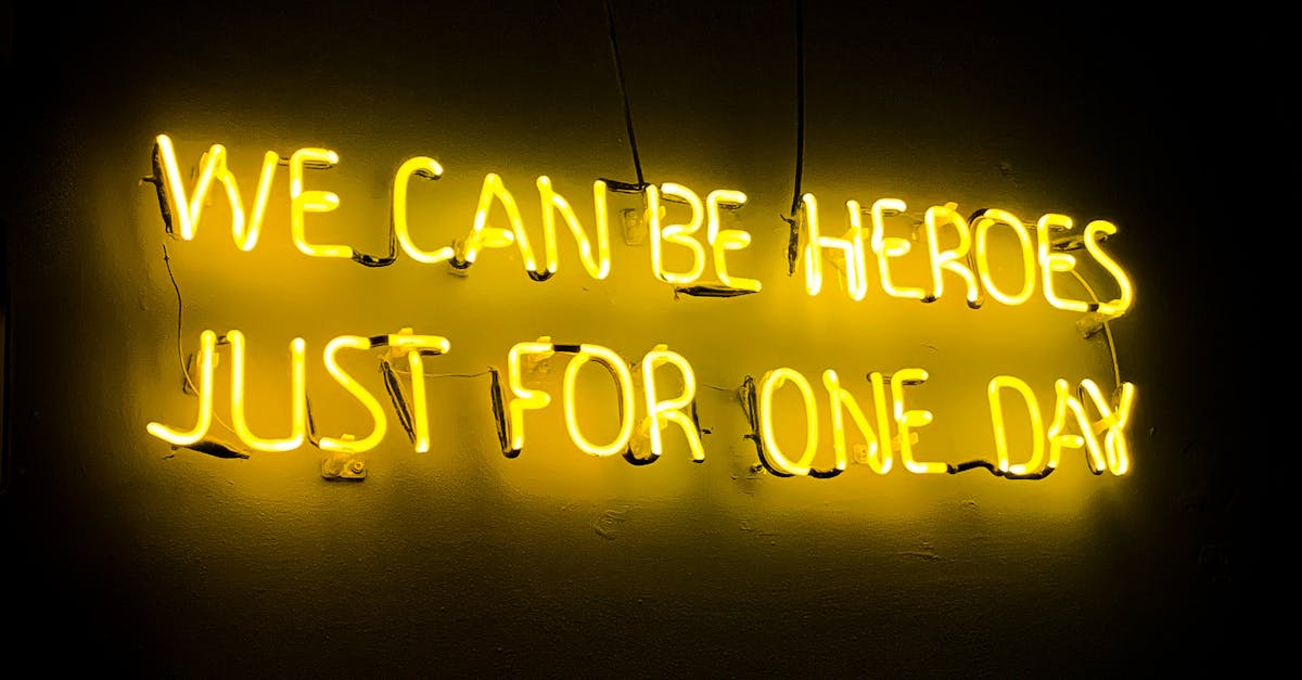 Using Decorative Signage for Seasonal Home Decor Changes